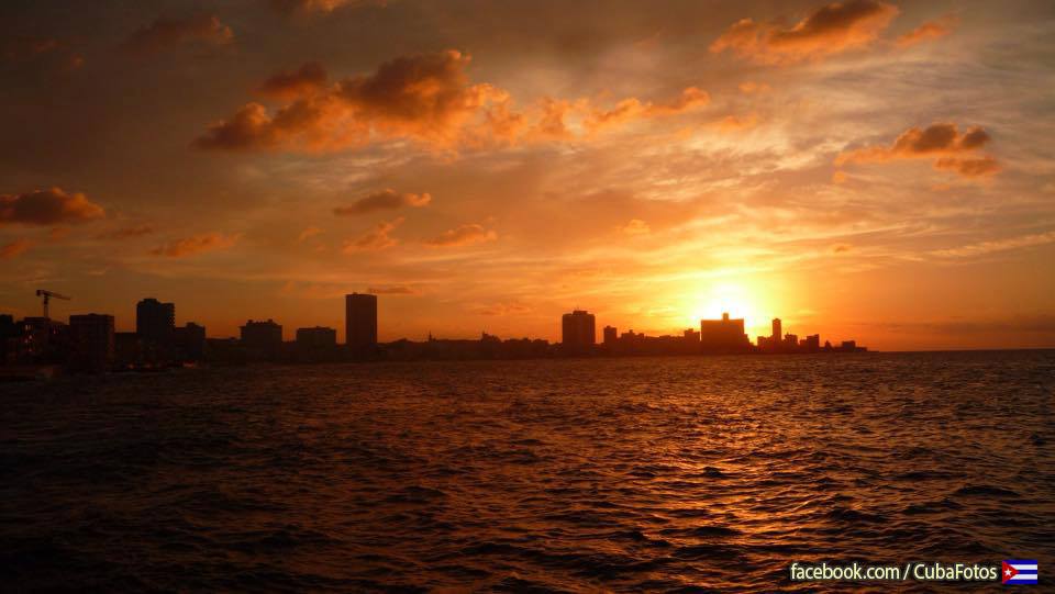 CUBA PHOTOS. Puesta del Sol en La Habana, Cuba.
