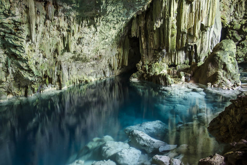 CUBA HOY/TODAY: Cueva Saturno, Matanzas. Autor: Ernesto Cruz Hernández Es una pequeña caverna situada en las proximidades del Aeropuerto Juan Gualberto Gómez en la carretera de la ciudad de matanzas hacia Varadero.