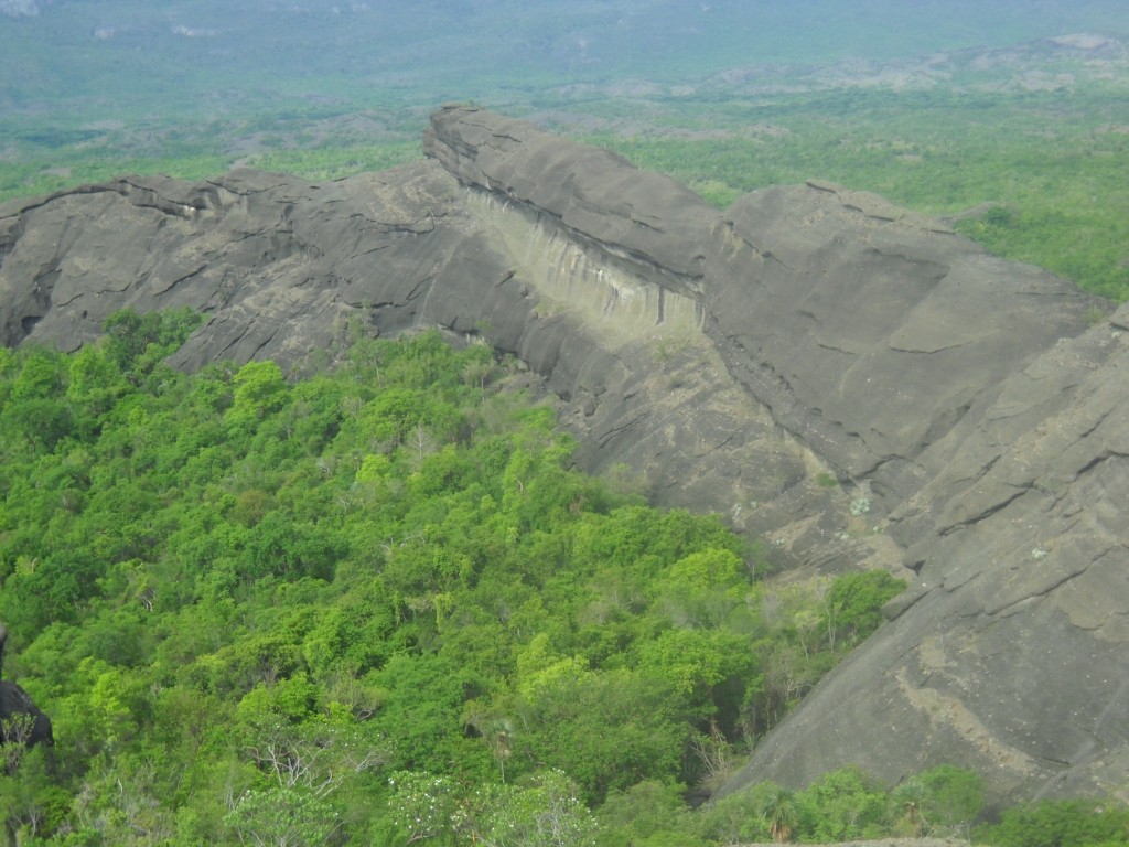 CUBA HOY/TODAY: Reserva ecológica Hatibonico. Los Monitongos, Caimanera, Guantánamo. Autor: Sahyly Warner Los cerros de los Monitongos, localizados en el extremo oriental de la Sierra Maestra y el oeste de la Bahía de Guantánamo, constituyen un grupo de curiosas alturas morfológicas que representan uno de los ejemplos más espectaculares del relieve cubano.