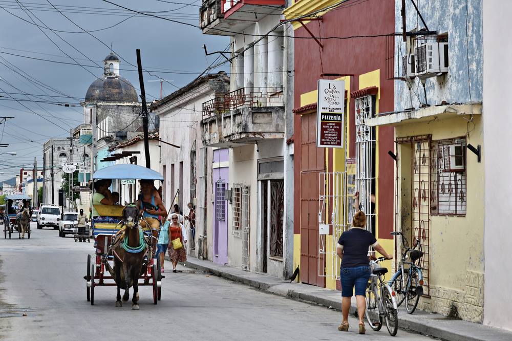 CUBA HOY/TODAY: Por las calles de Holguín, Cuba.