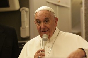 Pope_Francis_speaks_to_journalists_aboard_his_flight_from_Philadelphia_to_Rome_Sept_27_2015_Credict_Alan_Holdren_CNA