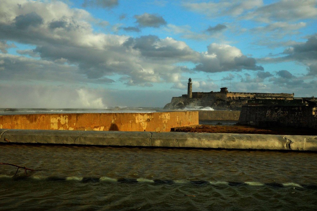CUBA TODAY/HOY: El mar penetra al Malecón Habanero.