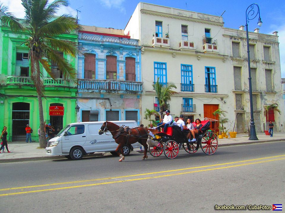CUBA HOY/TODAY:  Visitando la Habana Vieja en Coche. 