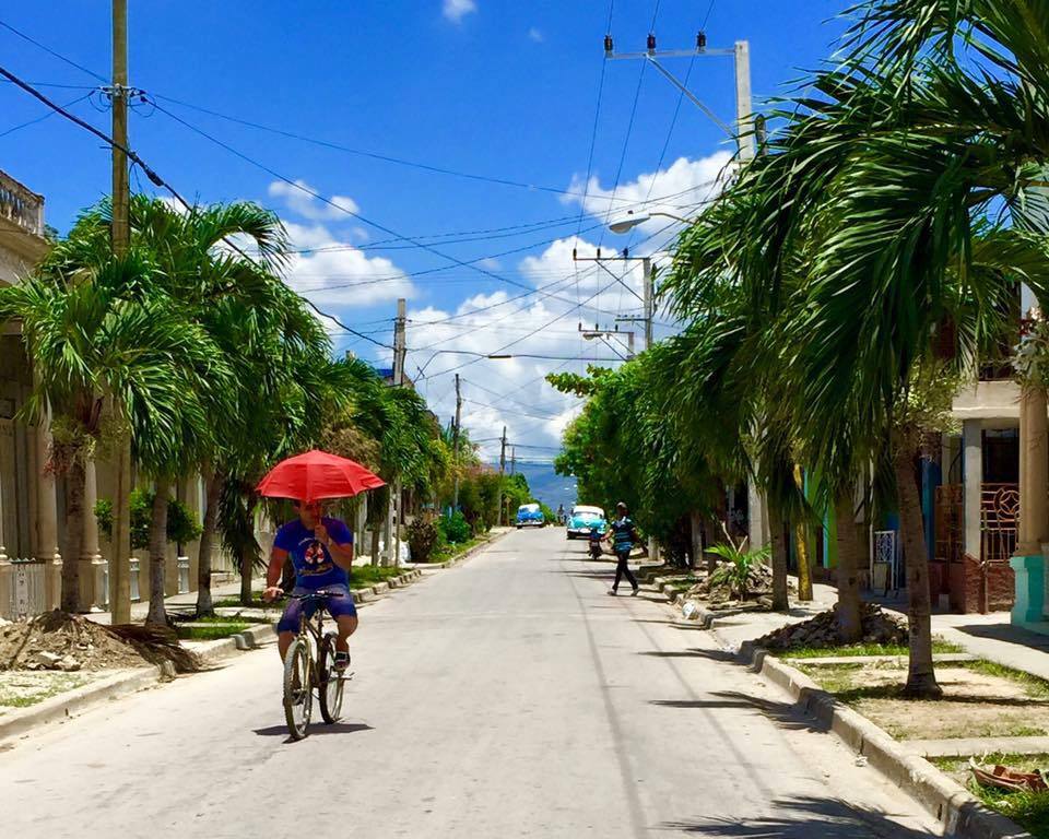 CUBA HOY/TODAY: Por las calles de Guantánamo, Cuba.