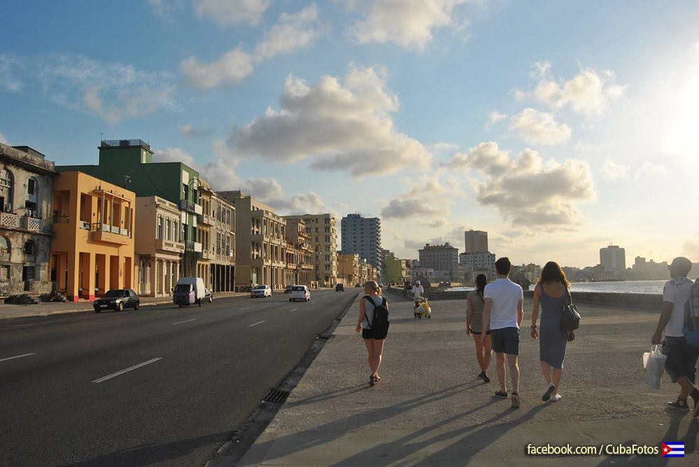 CUBA HOY/TODAY:  Turistas y el Malecón de la Habana. 