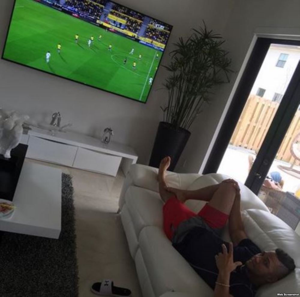 Yulieski Gourriel watching a football game in the comfort of your new home in the US. The Gourriel arrived at Miami International Airport on March 2 and, although they have been seen in various public places like restaurants and markets have not wanted to make statements to the press about his future. The company Wasserman Media Group has taken over Cuban baseball players. 