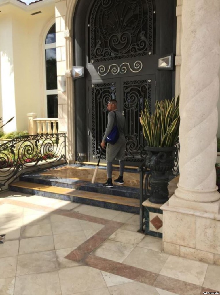 Yulieski Gourriel, at the entrance of the house where he is living in the US. Yulieski, 31-year-old played 13 national series in Cuba; the last two with the Industriales team, one of the most popular on the island. With this team batted .308 in 53 SN and .343 in 54 SN. For his career, hitting .332 (1,618 hits in 4,879 turns), with 1,084 RBIs, 1,023 runs scored, 267 homers, 307 doubles and 63 triples. 