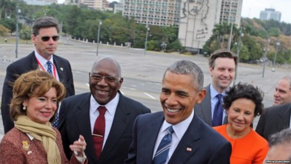 Contreras-Sweet (izq.) junto a Obama en la Plaza de la Revolución. ( @MCS4Biz)