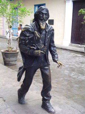 Escultura del "Caballero de París" en la Habana.