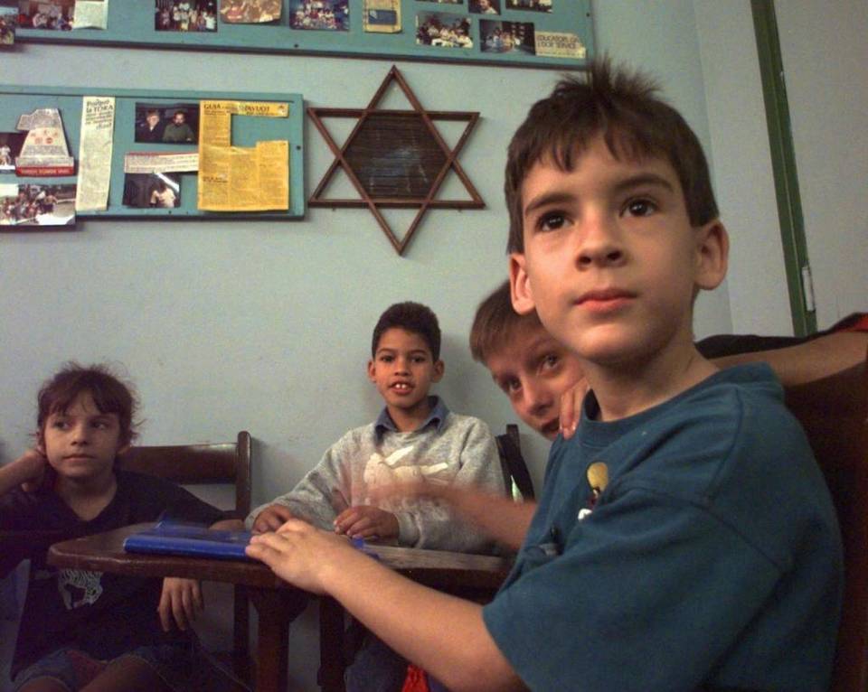 Ninos estudiando Hebrew en el Temple Beth Shalom in Havana. The Jewish community in Havana once numbered 15,000 and now is only 1,500. Joe Cavaretta AP