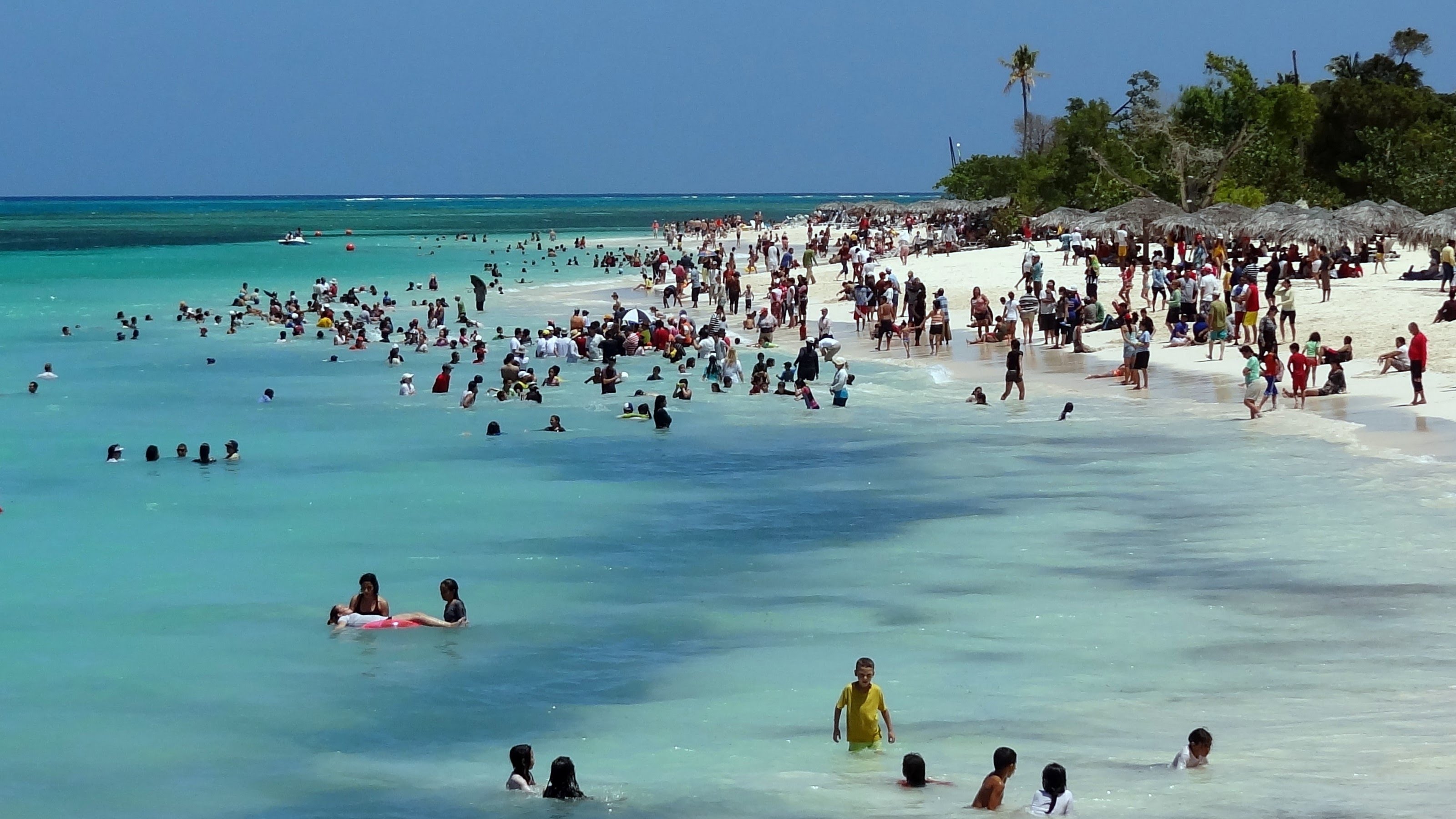 Вода на кубе в октябре. Гуардалавака Куба. Куба Ольгин пляж. Пляж Guardalavaca:. Куба природный парк Баия-де-Наранхо.