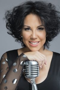 1.lucy_grau_hi-res2