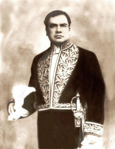 Euben Dario con traje frances