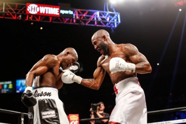 Yordenis Ugás (right) hits Ray Robinson during the fight.
