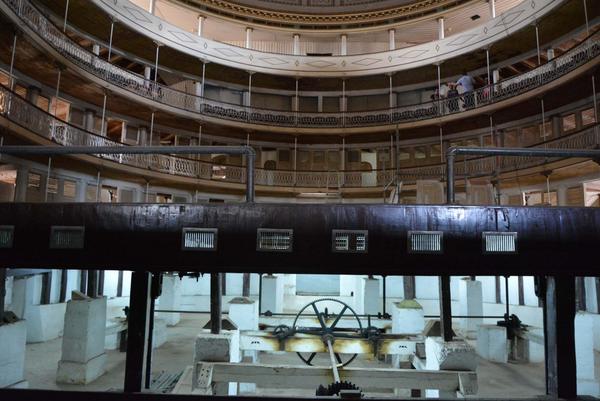 En el teatro Sauto, maestros artesanos lograron activar la antigua maquinaria para elevar la platea al nivel del escenario, única de su tipo que aún funciona en una institución escénica de Cuba. Matanzas, Cuba, 6 de abril de 2016. ACN FOTO/Roberto Jesús HERNÁNDEZ/sdl