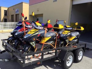 Es-solo-el-empleado-de-un-negocio-mayor.-El-envío-de-motos-electricas-desde-Estados-Unidos-genera-grandes-ganancias