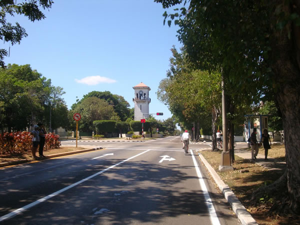 Paseo-de-la-quinta-avenida-Havana-Cuba-04