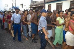En Cuba el pueblo haciendo la "Cola".