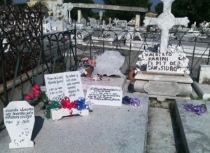 Ofrendas-depositadas-en-la-Tumba-de-Yarini-cementerio-de-colon
