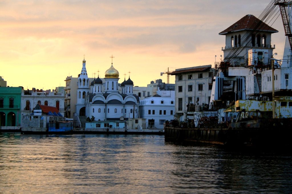 Vista de la Avenida del Puerto desde el interior de la bahía, resalta la Iglesia Ortodoxa Rusa. Fuente: Havana Private Suite. 