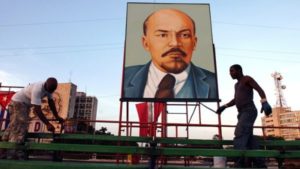 dos_obreros_trabajan_junto_a_un_cuadro_con_la_imagen_de_leninx_el_jueves_30_de_noviembrex_en_la_plaza_de_la_revolucixn_de_la_habana_-_efe.jpg_1718483347