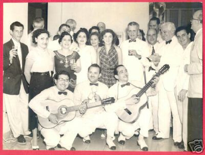 En esta foto, tres personas fueron muy admirados como Trio Musical en los años 50s... Recuerdan el nombre del Trio?