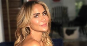 1605617378-impresionante-posando-cubana-aylin-mujica-sexy-traje-bano-negro