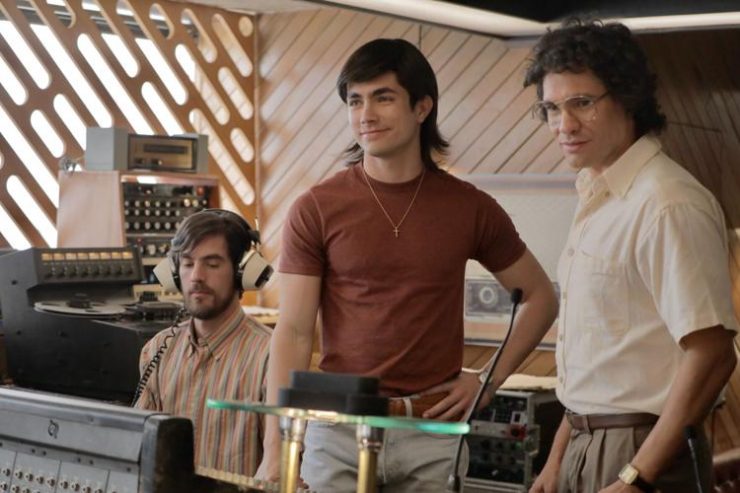 The Cuban Sian Chiong Crehuet, in a scene with Yamil Ureña, who plays Edgardo Díaz, creator of Menudo.