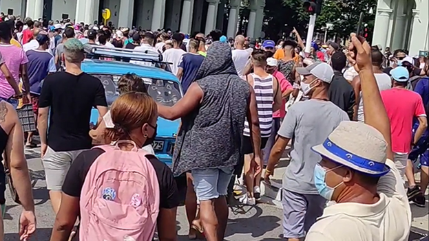 "La libertad no cabe en una maleta", advierten muchos en las redes sociales. (Captura)