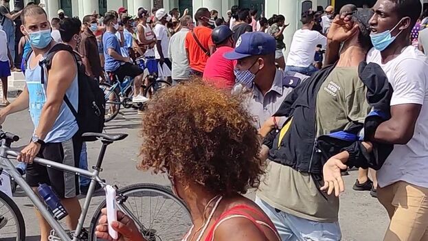 Un manifestante es detenido por un policía y un agente de la Seguridad del Estado vestido de civil, este 11 de julio en La Habana. (14ymedio)
