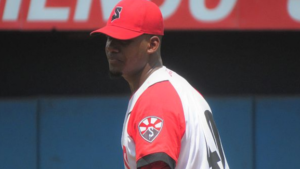 El joven santiaguero Uber Mejías se convirtió en el segundo pelotero del equipo sub-23 en dejar Cuba en este torneo. (Captura)