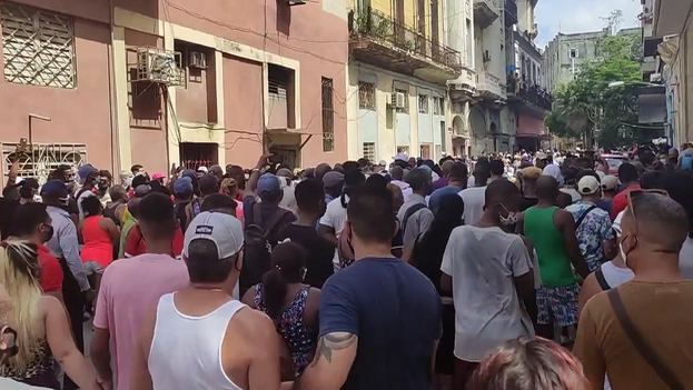 Un grupo de personas se manifiesta pacíficamente el 11 de julio de 2021 en La Habana. (14ymedio