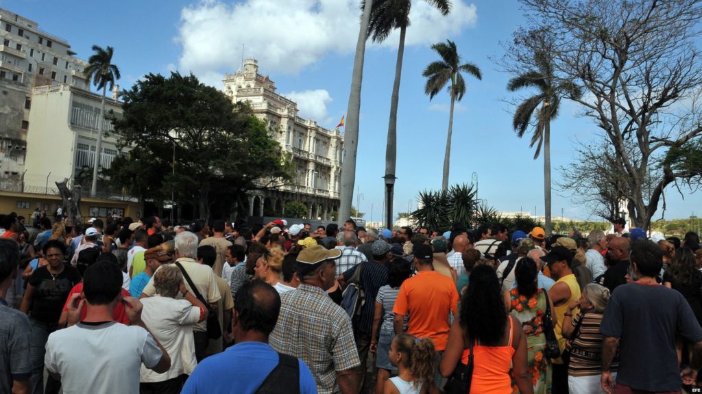 Cubanos ante el Consulado de Espana en la Habana (Foto Archivo).