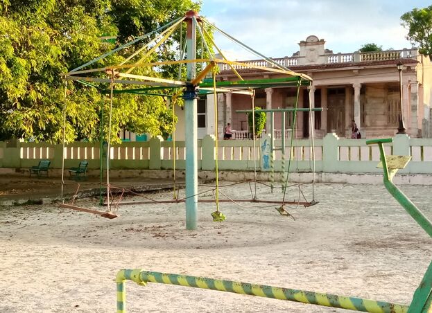 Durante décadas, el enorme tiovivo camajuanense fue perdiendo piezas hasta que quedó completamente destartalado sobre la arena. (14ymedio)