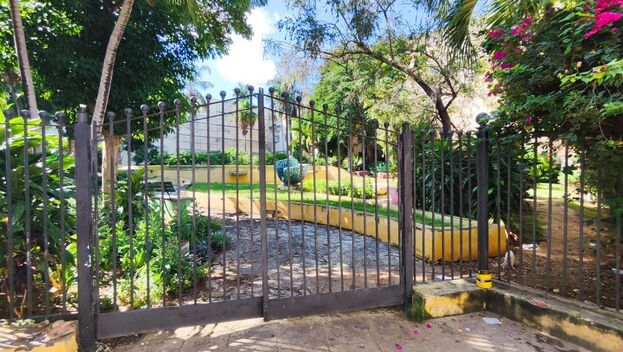 Una sólida reja impide el paso de los caminantes al pequeño pUna sólida reja impide el paso de los caminantes al pequeño parque de Oficios, esquina a Sol. (14ymedio)