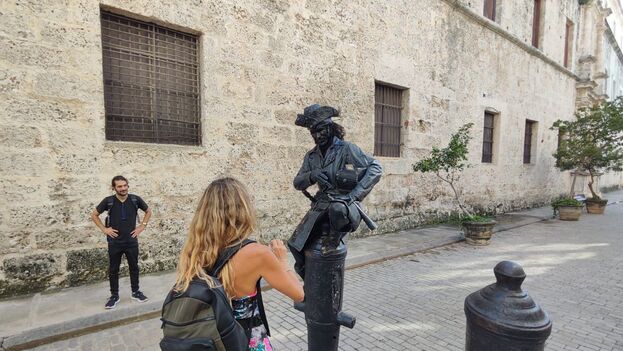 El maquillaje cobrizo no disimula su disgusto cuando colocan pesos cubanos en el cofre. (14ymedio)